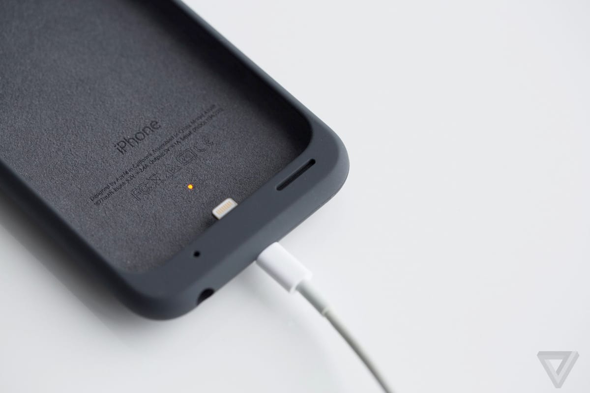 Firma Apple predstavila vlastný obal s nabíjaním pre iPhone, dizajn radšej hodnotiť nebudeme