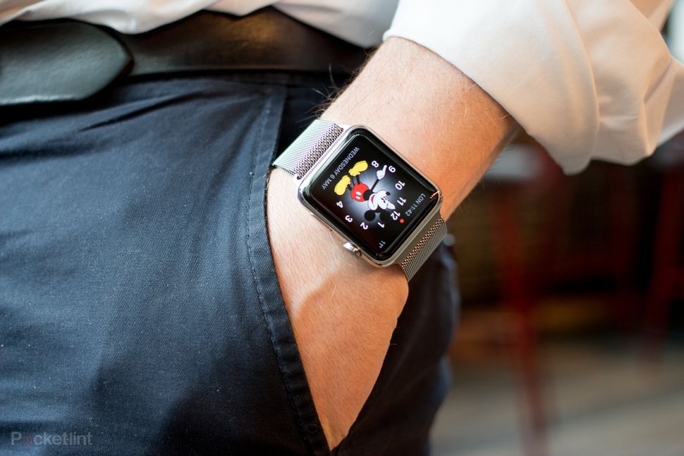 Bohatí muži uprednostňujú Apple Watch, paničkám sa páči iná značka
