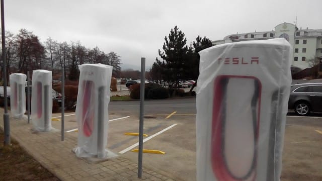 Na Slovensku máme prvú TESLA nabíjaciu stanicu