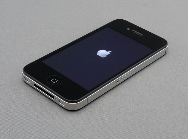 Video: Rýchlostný test iPhonu 4s s rôznymi iOS dokazuje, ako Apple aktualizáciami spomaľuje zariadenia