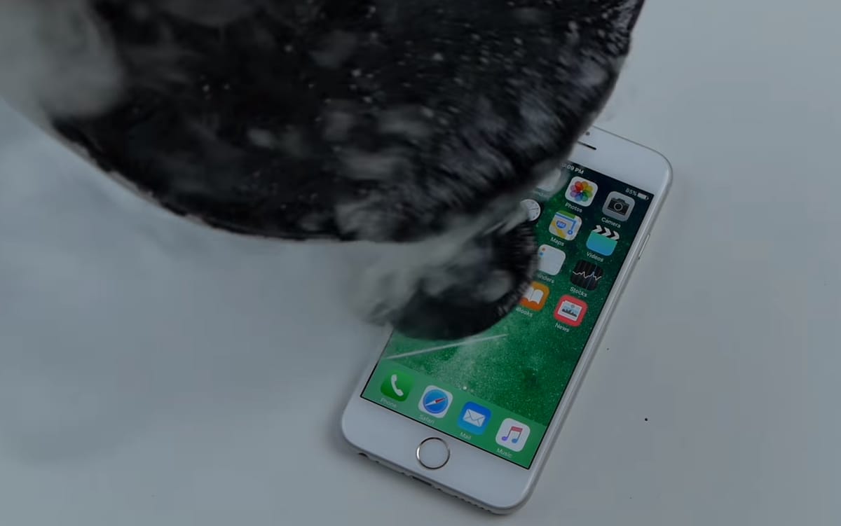 Čo sa stane, keď poleješ iPhone horúcou smolou?