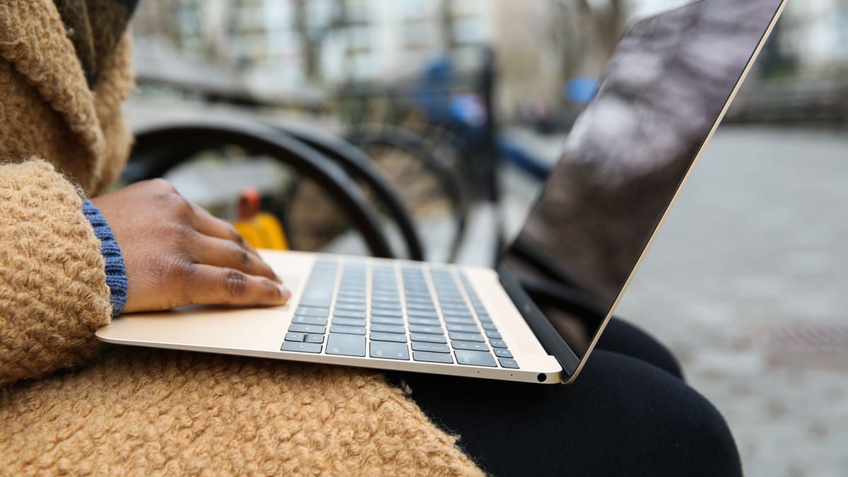 Nových ultra tenkých MacBookov sa dočkáme v druhej polovici roka 2016