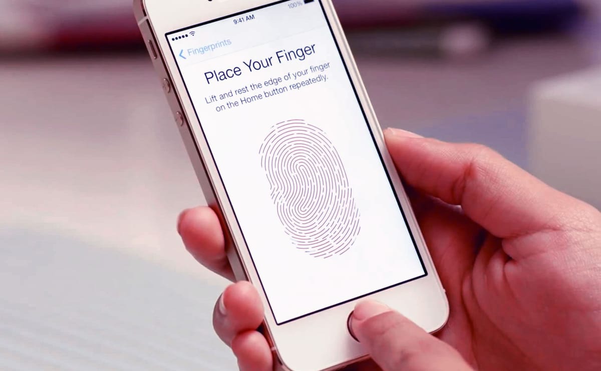 Vážna chyba v iOS: Ktokoľvek sa môže dostať k fotkám zaheslovaného iPhonu