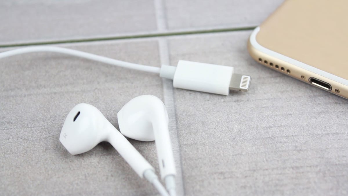 Slúchadlá Apple EarPods s Lightning konektorom na HD videu