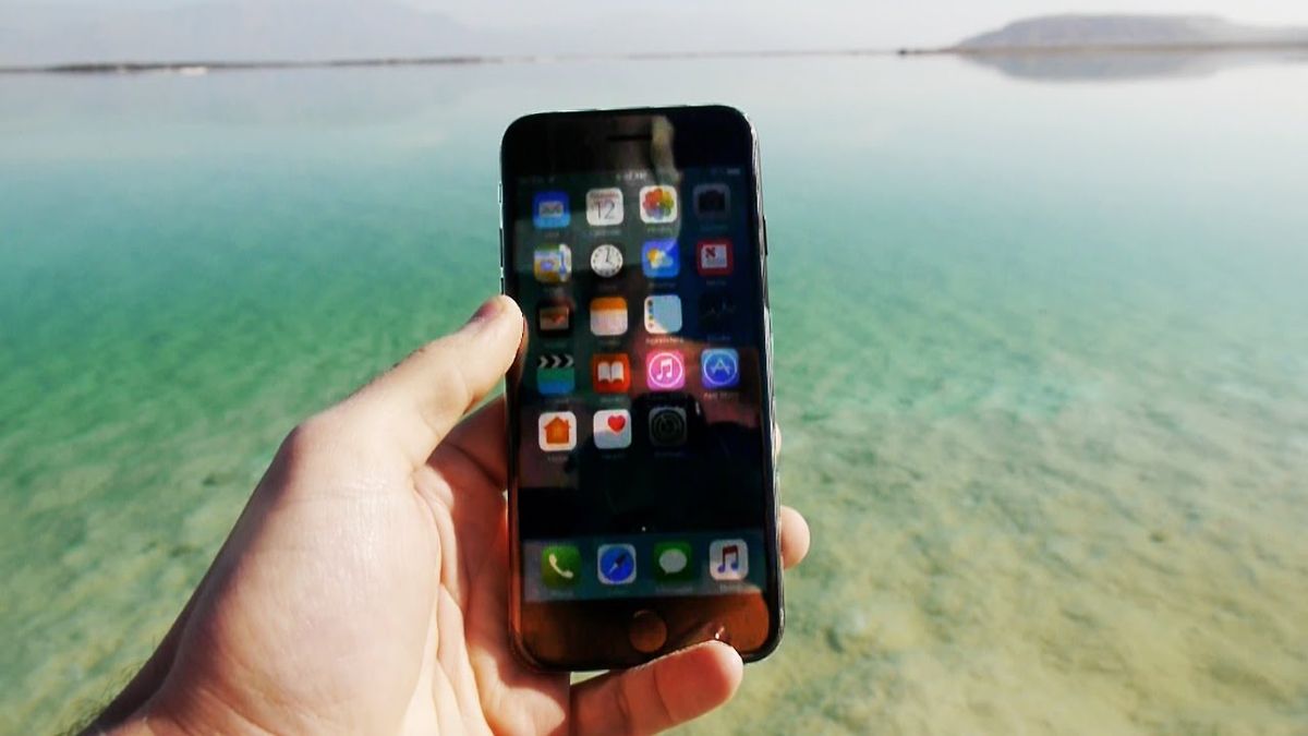 Prežije iPhone 7 v Mŕtvom mori po dobu 24 hodín?