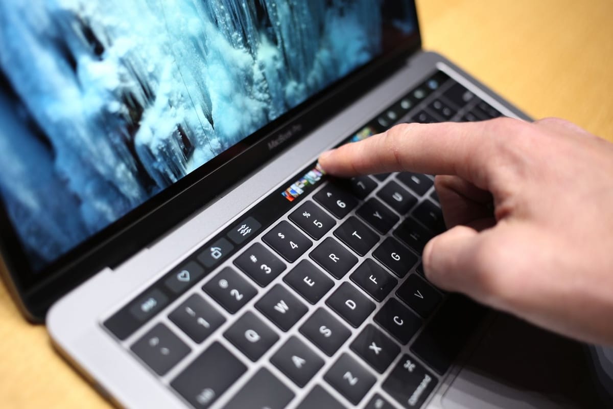V USA študenti nemôžu pri skúškach použiť MacBook s Touch Barom. Radí odpovede.