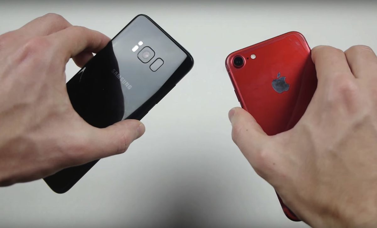 Tvrdé pády Samsungu S8 a iPhonu 7. Ktorý dopadol lepšie?