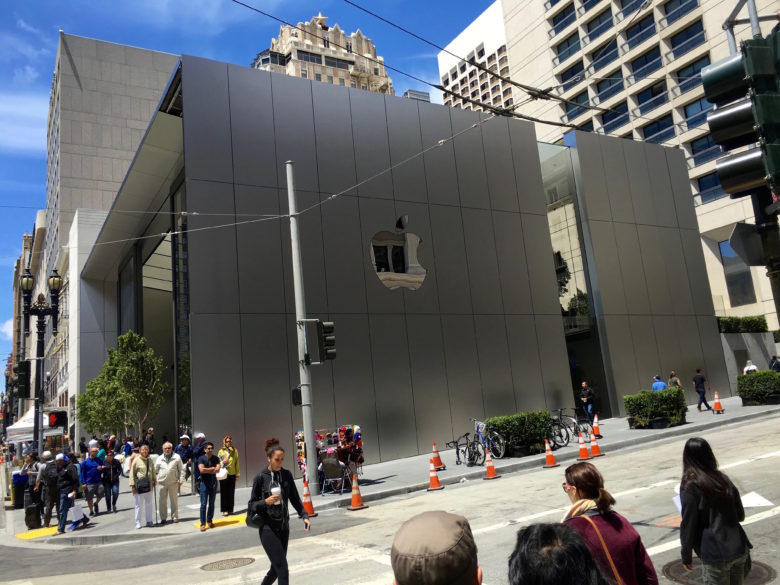 Apple Store v San Franciscu je dokonalý!