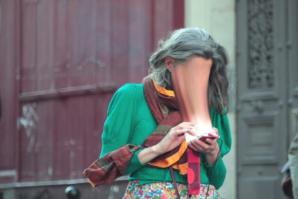Séria znepokojivých fotografií ľudí, ktorým mobily "vysávajú dušu"