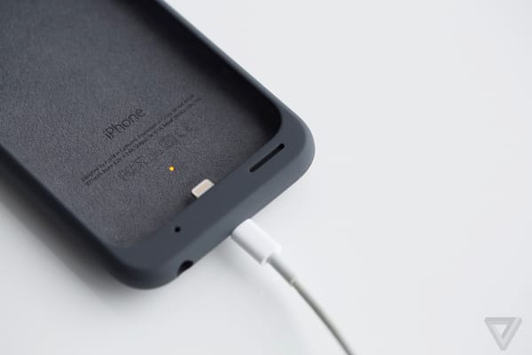 Firma Apple predstavila vlastný obal s nabíjaním pre iPhone, dizajn radšej hodnotiť nebudeme
