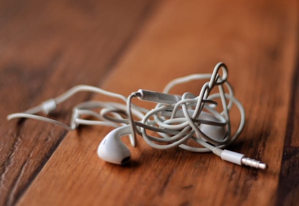 Človek strávi 3 a pol dňa svojho života rozmotávaním slúchadiel
