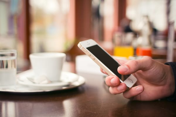 82% si myslí, že používanie telefónu počas stretnutia je neslušné, 89% z nich to robí aj tak