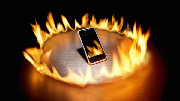 Zomrel, pretože jeho iPhone sa počas nabíjania vznietil