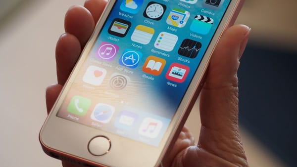 Video: Redaktor portálu The Verge mal možnosť vyskúšať si nový iPhone SE