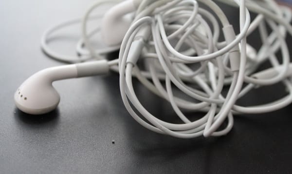 Firma Apple by mohla vyriešiť problém, ktorý trápi majiteľov slúchadiel už "stáročia"