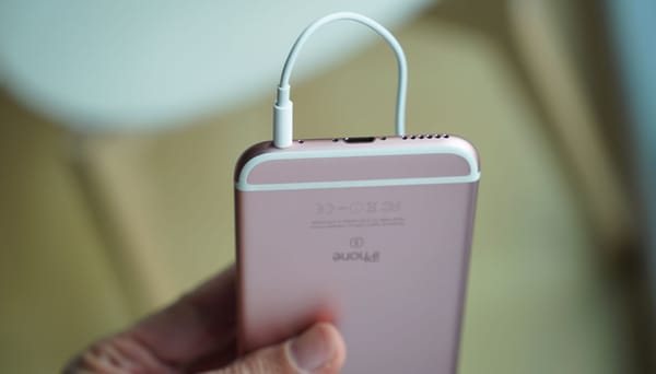 Nový patent na slúchadlá od Apple umožní prepínanie medzi drôtovým a bezdrôtovým módom