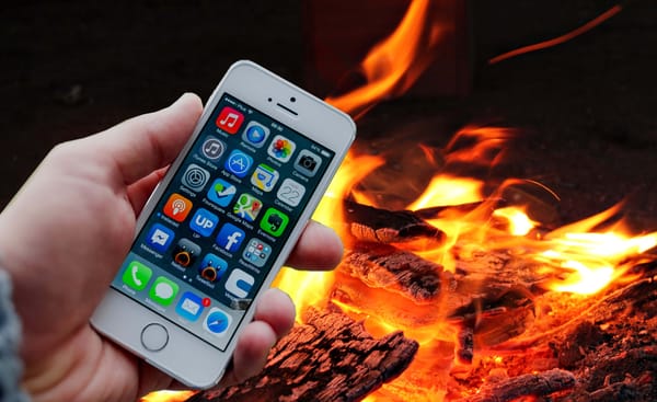 Vybitý iPhone na opekačke? Nabi si ho pomocou ohňa!