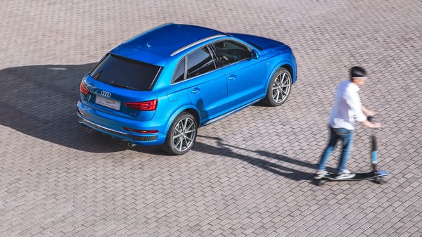 Nové AUDI Q3 bude mať skrytý longboard priamo v nárazníku