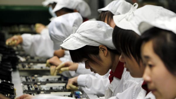 Dodávateľ spoločnosti Apple nahradil 60 000 zamestnancov robotmi