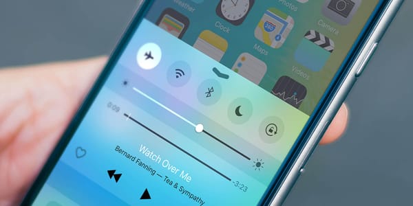 Prečo mať v lietadle vypnutý iPhone, alebo zapnutý letecký režim?