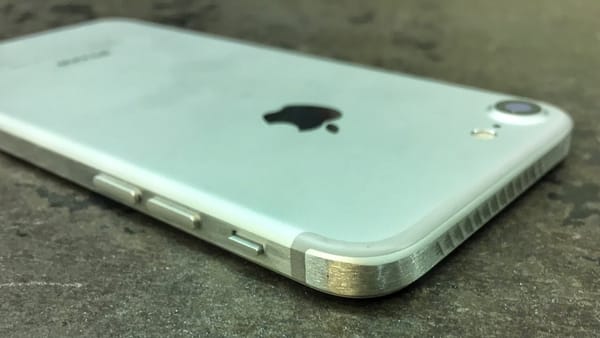 Muž bol znechutený z dizajnu iPhonu 7. Pozrime sa, ako si ho svojpomocne upravil