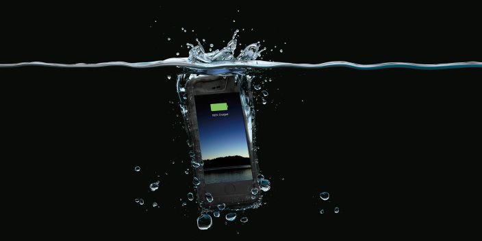 Prvý nabíjací vodeodolný kryt pre iPhone