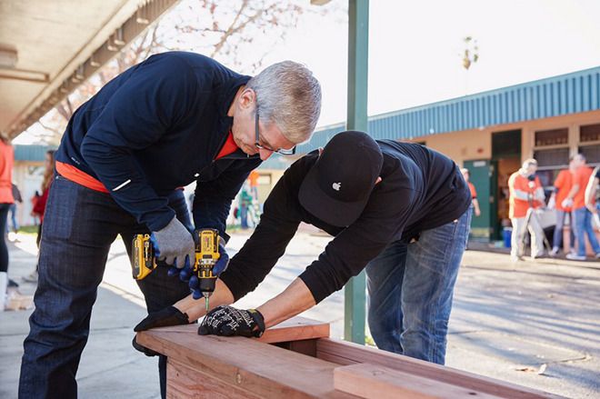 Tim Cook a ďalšia stovka Apple zamestnancov pomáhala pri rekonštrukcii základnej školy