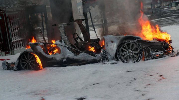 Tesla model S zhorel do tla počas dobíjania v Nórsku