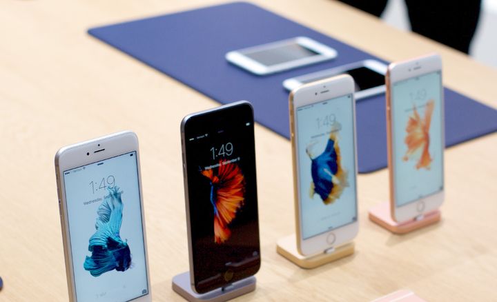 Firma Apple znižuje výrobu iPhonov, čínska vláda rieši nezamestnanosť
