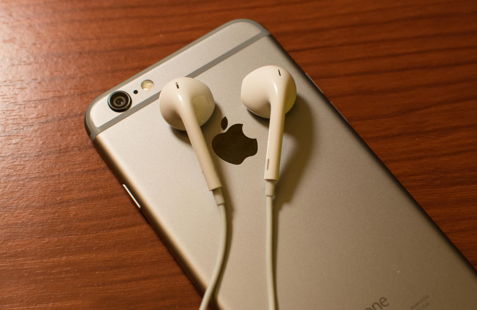 Fotografie obsahujúce slúchadlá EarPods s Lightning konektorom