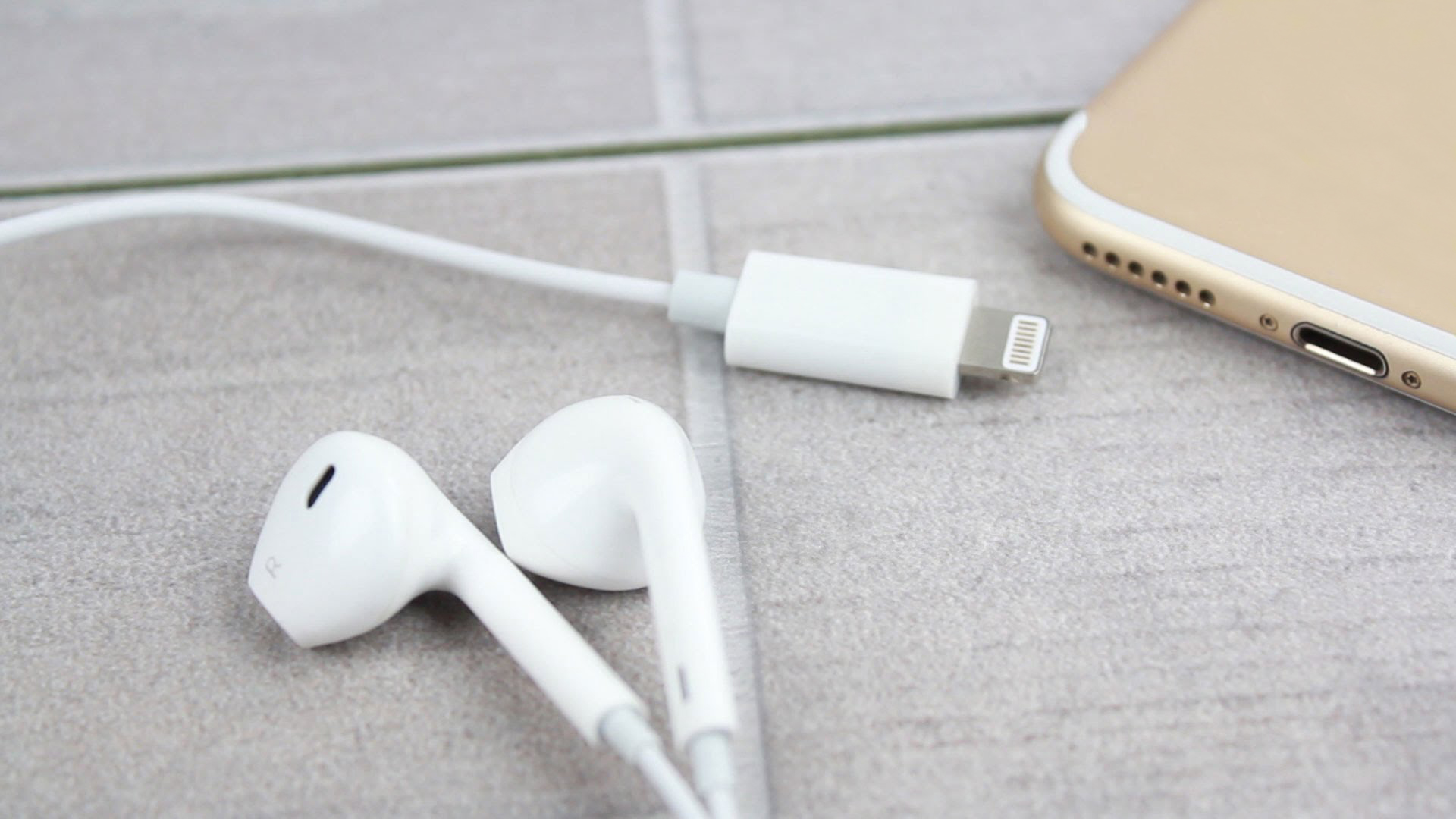 Slúchadlá Apple EarPods s Lightning konektorom na HD videu