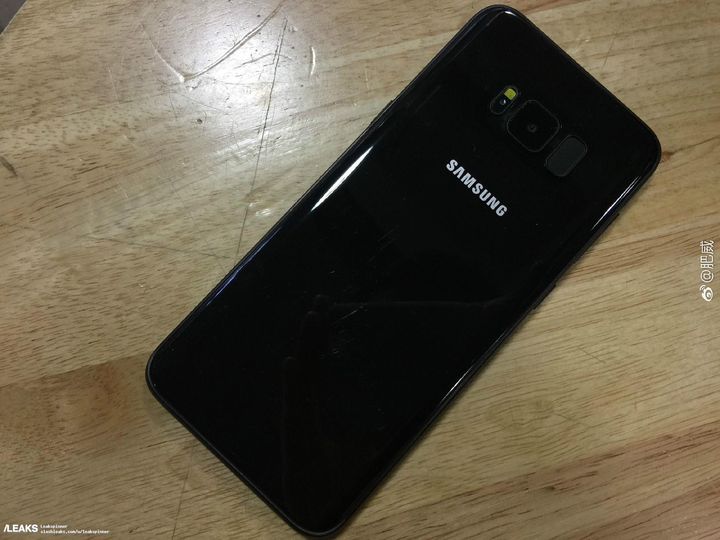 Unikli fotografie nového Samsungu S8 vo farbe Jet Black