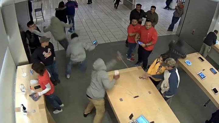 V Apple Store ukradli tovar za 24 000 dolárov. Rovnaký obchod vykradli aj pred nedávnom