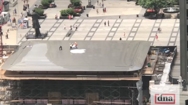 V Chicagu postavili nový Apple Store, na ktorého streche je obrovský MacBook
