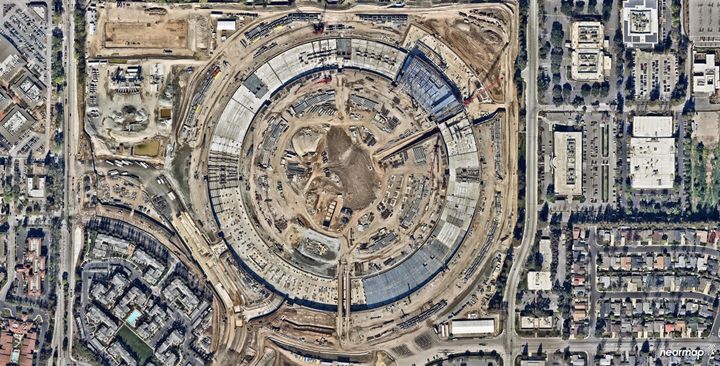 Video: Najnovšie zábery zo satelitu ukazujú pokrok výstavby Apple Parku za posledné dva roky