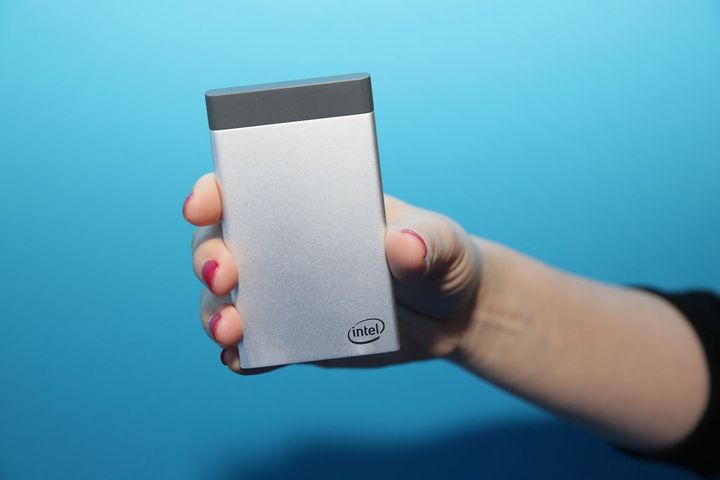 Nový počítač od Intelu sa zmestí do vrecka