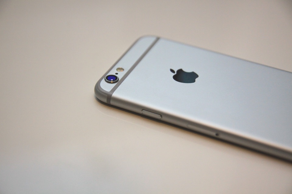 Biela farba pre iPhone končí a Touch ID bude priamo v displeji. Dočkáme sa sa rozpoznávania tváre, či čítačky dúhovky?