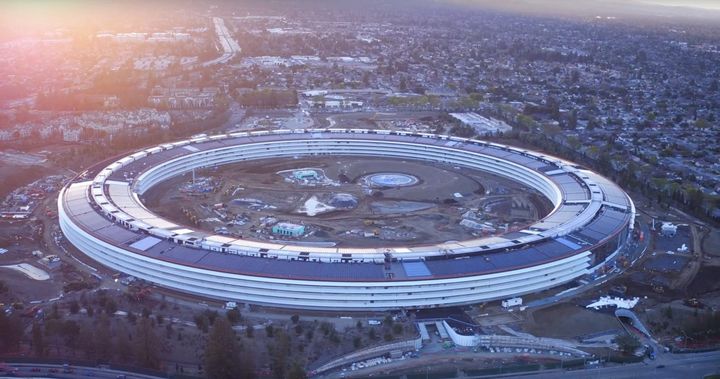 Zábery z drona odhaľujú pokrok vo výstave Apple Parku